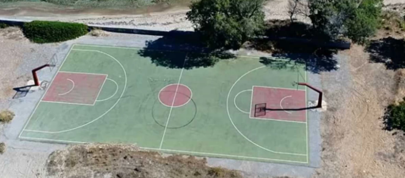 Το εξωτικό ελληνικό γήπεδο μπάσκετ με εκπληκτική θέα - Δείτε που βρίσκεται! (βίντεο)